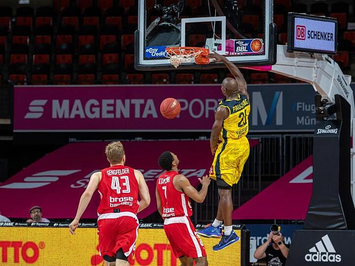 Rickey Paulding (r) von Oldenburg gegen Bambergs Kameron Taylor (M) und Christian Sengfelder. Foto: Tilo Wiedensohler/camera4/BBL/Pool/dpa/Archivbild