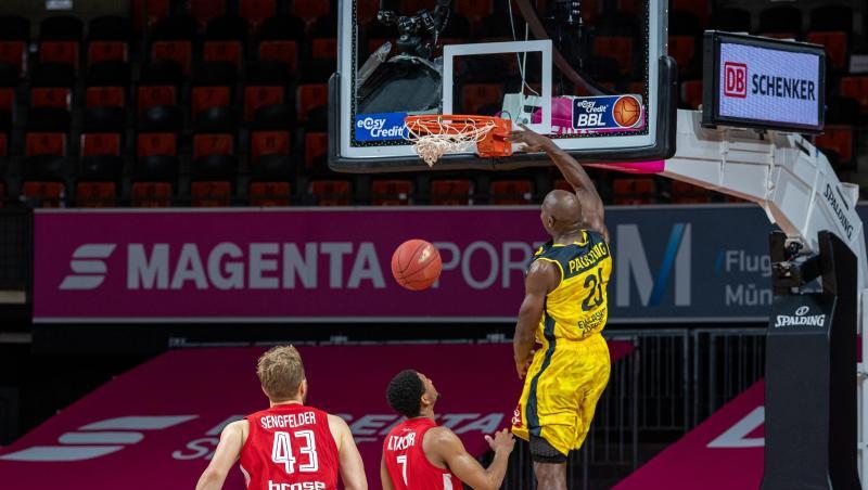 Rickey Paulding (r) von Oldenburg gegen Bambergs Kameron Taylor (M) und Christian Sengfelder. Foto: Tilo Wiedensohler/camera4/BBL/Pool/dpa/Archivbild Rickey Paulding (r) von Oldenburg gegen Bambergs Kameron Taylor (M) und Christian Sengfelder. Foto: Tilo Wiedensohler/camera4/BBL/Pool/dpa/Archivbild