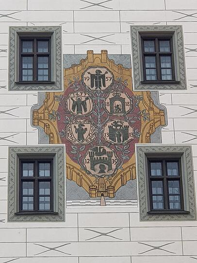 Verschiedenen Wappen-Varianten sind am Alten Rathaus zu sehen.