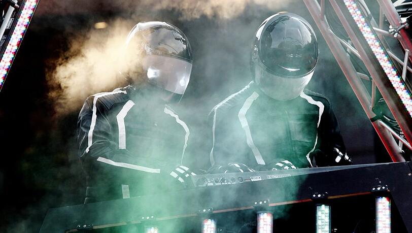 Daft Punk auf der Bühne 2010 in Rom.