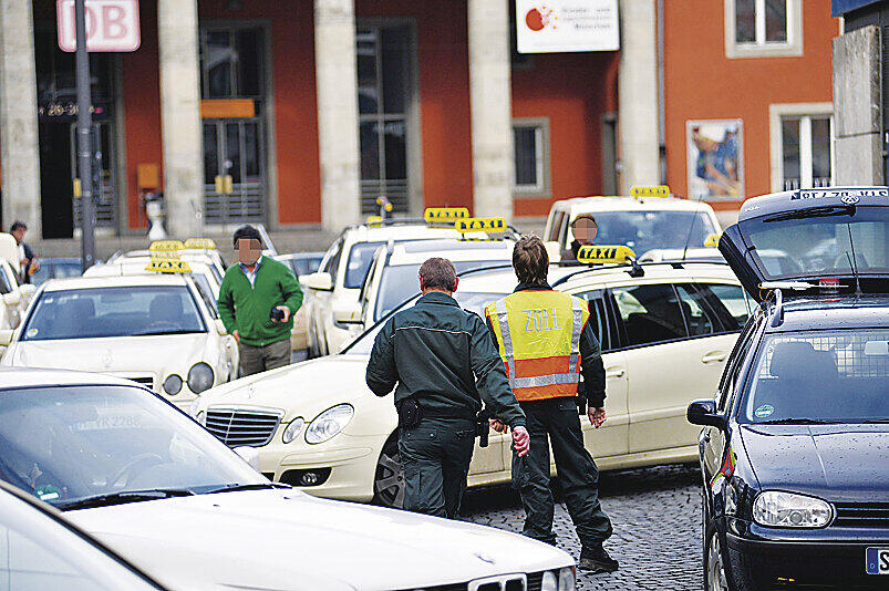 Münchner Zollbeamte kontrollieren in der Arnulfstraße am Hauptbahnhof einen Taxistand.