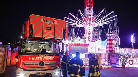 Das Kettenkarussell konnte ohne Eingreifen der Einsatzkr&auml;fte wieder auf den Boden zur&uuml;ckkehren.