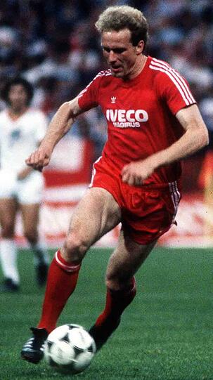 Platz 2: FC Bayern. 
Zwischen April 1981 und September 1981 waren es gar dreizehn Siege in Folge. Karl-Heinz-Rummenigge war damals noch auf dem Platz zu Hause.