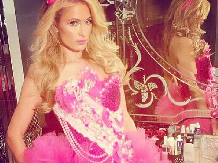 Paris Hilton zeigt sich ihren Fans im knallpinken Barbie-Outfit