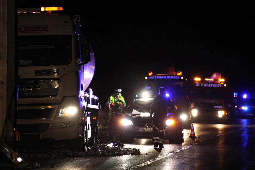 Vorsicht Joghurtbecher! Etwa vier Stunden war die B12 Richtung München gesperrt, weil ein Lkw nach einem Unfall seine Ladung verloren hat.