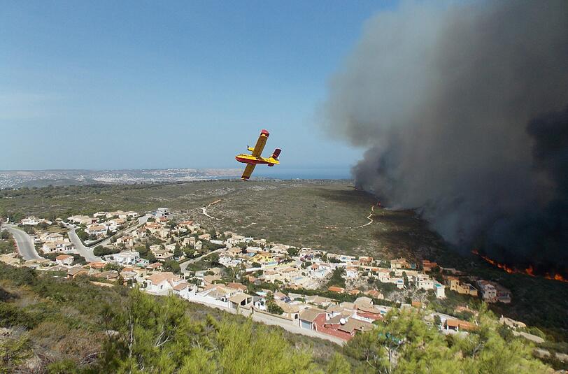 An der spanischen Costa Blanca frisst sich seit Sonntag ein katastrophales Feuer durch ein ausgetrocknetes Waldgebiet und lässt ganze Wohnviertel in Flammen aufgehen.