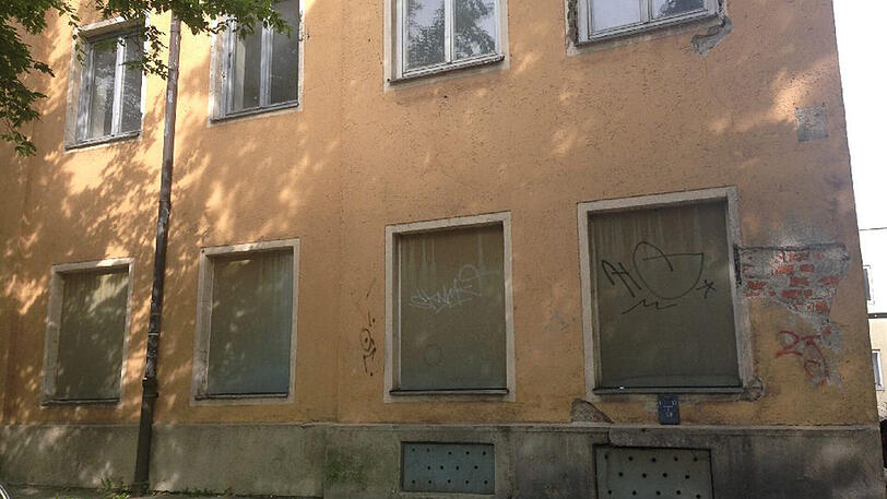 Das Vorderhaus im Jahr 2013 kurz vor seinem Abriss. Damals hieß es, bald würden hier Sozialwohnungen entstehen.