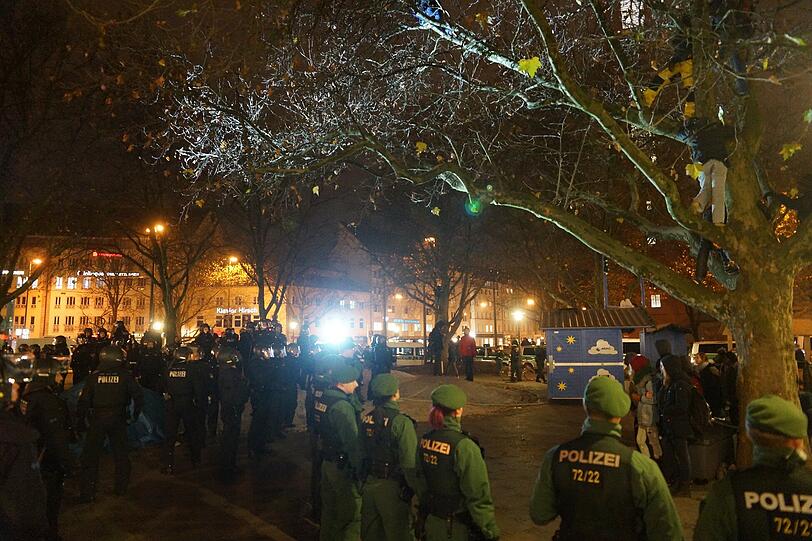 Das Lager der Flüchtlinge am Sendlinger Tor Platz wird von Einsatzkräften geräumt - die Bilder!