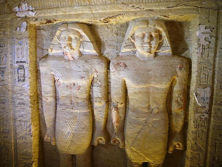 Reliefstatuen im freigelegten Grab des Priesters von König Neferirkare.
