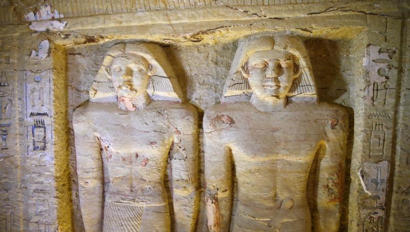Reliefstatuen im freigelegten Grab des Priesters von König Neferirkare.