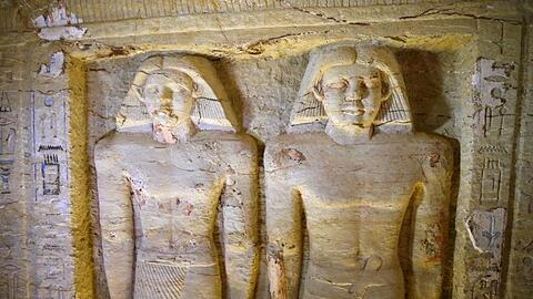 Reliefstatuen im freigelegten Grab des Priesters von König Neferirkare.