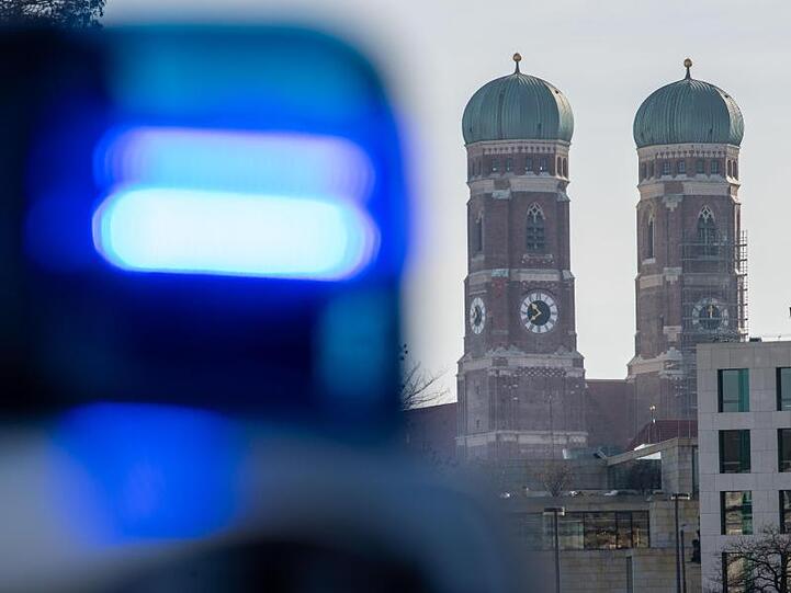 Weitere acht Beamte des selben Einsatzzugs und wurden wegen ihrer Äußerungen in dem Chat aus ihren Einheiten genommen.