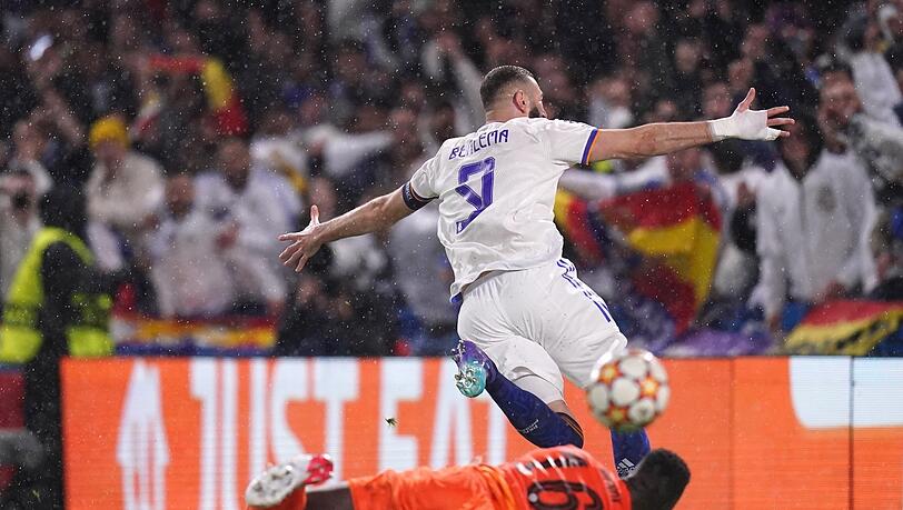 Unwiderstehlich, unaufhaltsam: Karim Benzema trifft beim 3:1-Sieg von Real Madrid beim FC Chelsea dreimal. Er ist neben Robert Lewandowski der heißeste Kandidat auf den Ballon d'Or in dieser Saison.