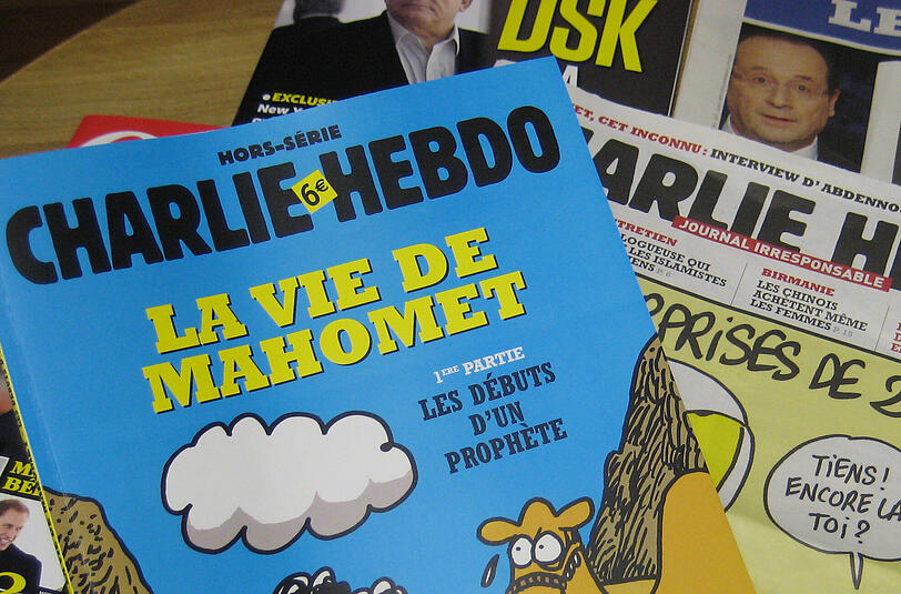 Mit Mohammed-Karikaturen hat die Satirezeitung "Charlie Hebdo" in jüngster Vergangenheit für Schlagzeilen gesorgt. Am Mittwoch stürmten offenbar zwei Männer in die Pariser Redaktion und erschossen mehrere Mitarbeiter.
