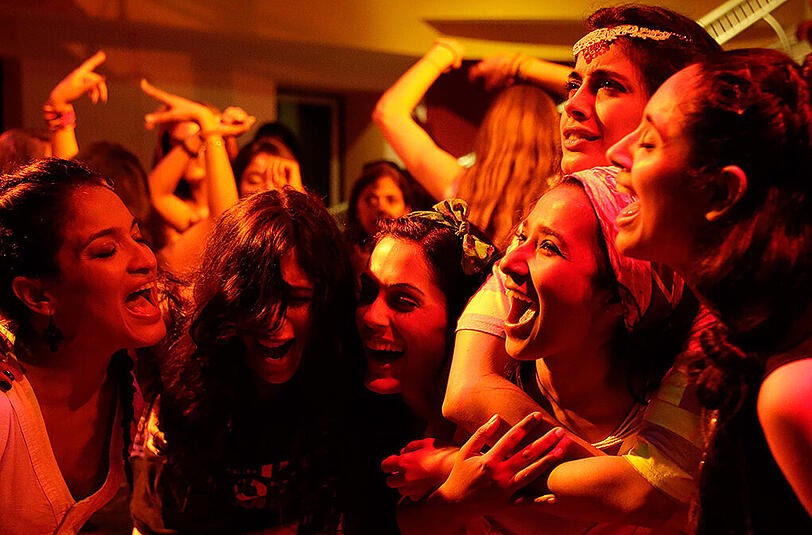 V.l. Suranjana (Sandhya Mridul), Mad (Anushka Manchanda), Joanna (Amrit Maghera), Nargis (Tannishtha Chatterjee), Freida (Sarah-Jane Dias) und Pam (Pavleen Gujral).