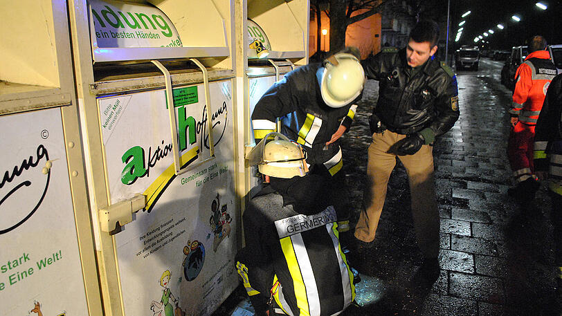Die Polizei konnte den Mann nicht befreien, also musste die Feuerwehr helfen.