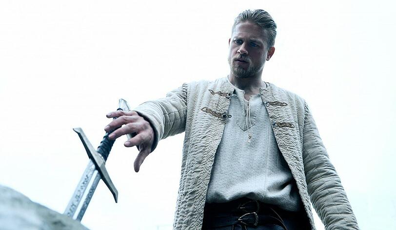 In wenigen Momenten wird sich das Leben von Arthur (Charlie Hunnam) gewaltig verändern.