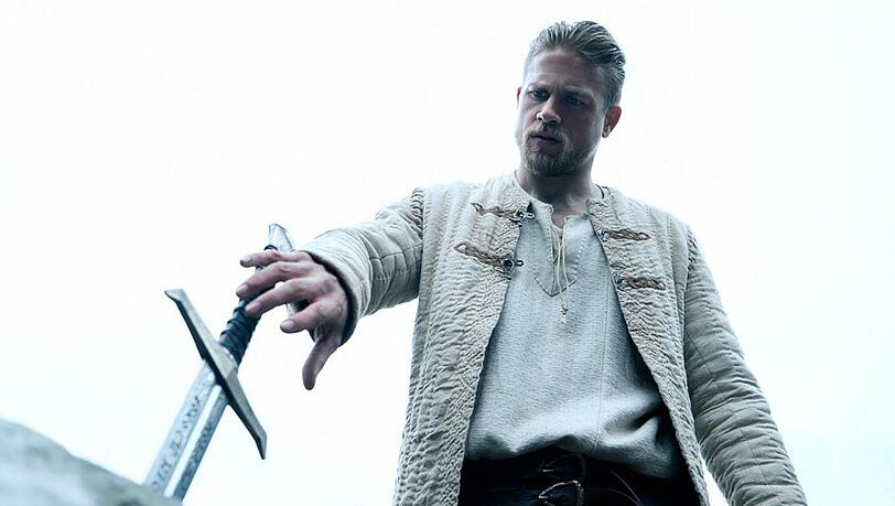 In wenigen Momenten wird sich das Leben von Arthur (Charlie Hunnam) gewaltig verändern.
