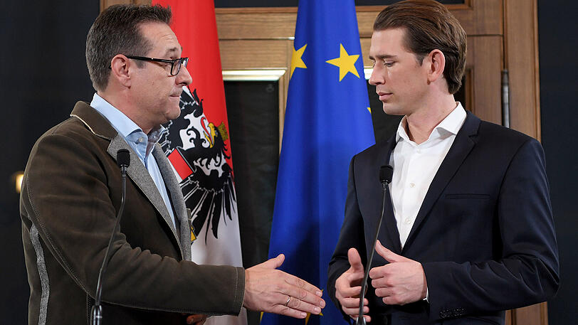 Büdnis besiegelt: Die Koalition zwischen Straches (l) FPÖ und Kurz' (r) ÖVP steht.