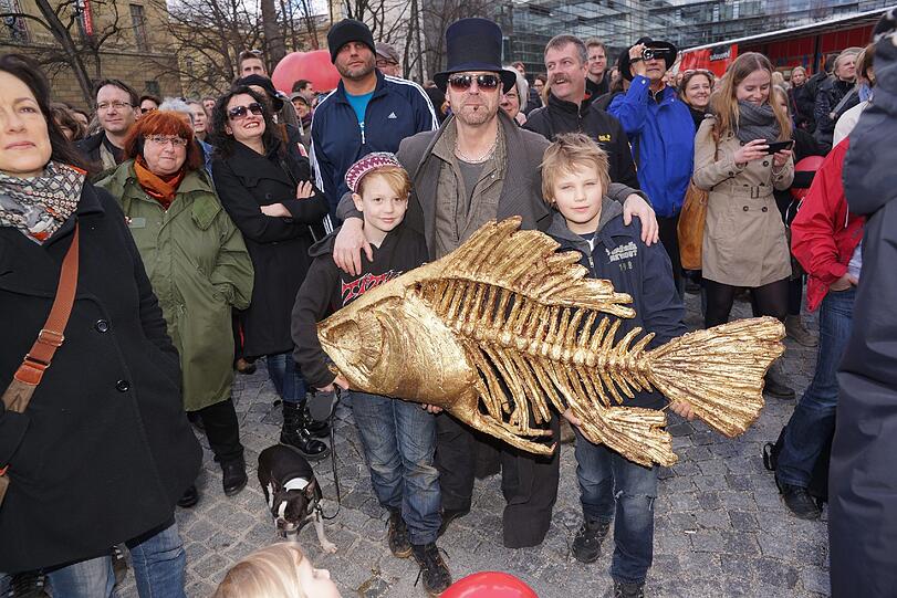 Wolfgang Flatz (60), Künstler und Hochschulprofessor, mit Rafael (9) und Norton (9): Dieses goldene Fischskelett habe ich für 240 Euro als Dekoration für meine Dachterrasse ersteigert. Der Fisch ist ziemlich schwer. Aber uns Dreien gefällt dieses Kunstwerk.