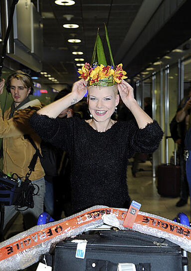 Larissa hat sichtlich ihren BH vergessen, Melanies Zepter zerbricht auf dem Flug und der Wendler ziert sich beim Begrüßungs-Kuss. Die Bilder von der Flughafen-Ankunft der Dschungelcamp-Stars...