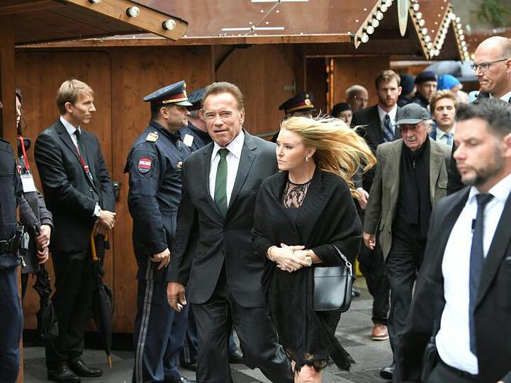 Arnold Schwarzenegger (M) reiste mit seiner Freundin Heather Milligan nach Wien.
