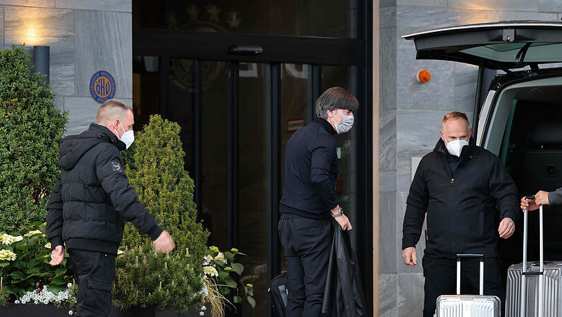 "Wir sind erstmals wieder über längere Zeit zusammen", sagt Bundestrainer Joachim Löw nach der Ankunft im Trainingslager. "Wir sind erstmals wieder über längere Zeit zusammen", sagt Bundestrainer Joachim Löw nach der Ankunft im Trainingslager.