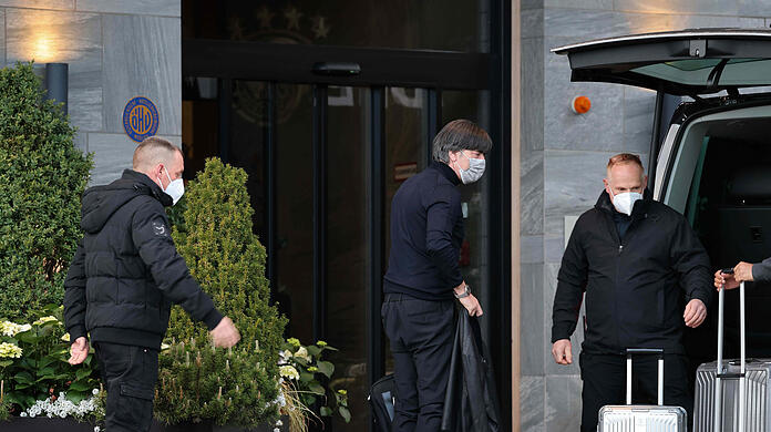 "Wir sind erstmals wieder über längere Zeit zusammen", sagt Bundestrainer Joachim Löw nach der Ankunft im Trainingslager.