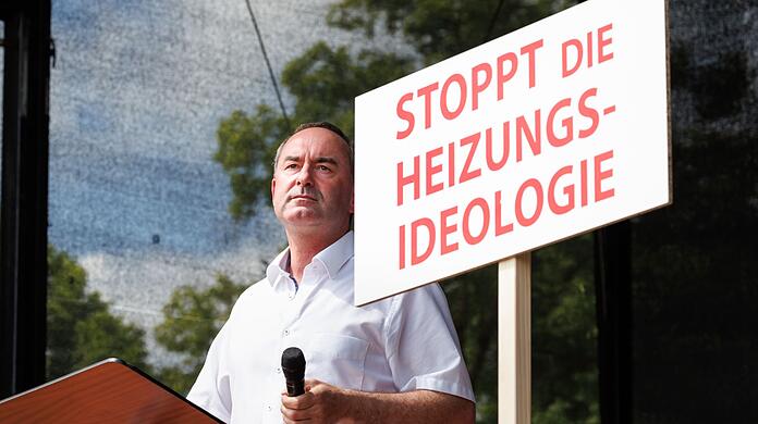 Bayerns Wirtschaftsminister Hubert Aiwanger (Freie Wähler) auf der Kundgebung in Erding.