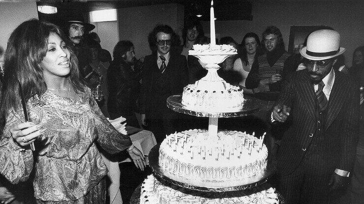 Am 26. November hat Tina Turner Geburtstag - hier bei einer Feier in den 60ern noch mit Ehemann Ike (re.).