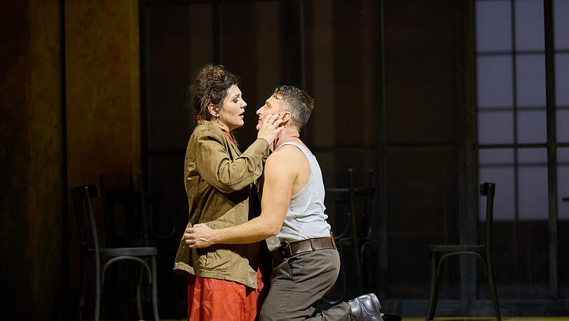 Sophie Rennert (Carmen) mit Lucian Krasznec (Don José) Sophie Rennert (Carmen) mit Lucian Krasznec (Don José)