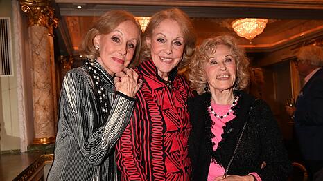 Ein Bild aus dem Jahr 2019: Alice und Ellen Kessler zeigen sich vertraut mit ihrer langjährigen Freundin Bibi Johns (r.) auf der Geburtstagsfeier von Peter Kraus.