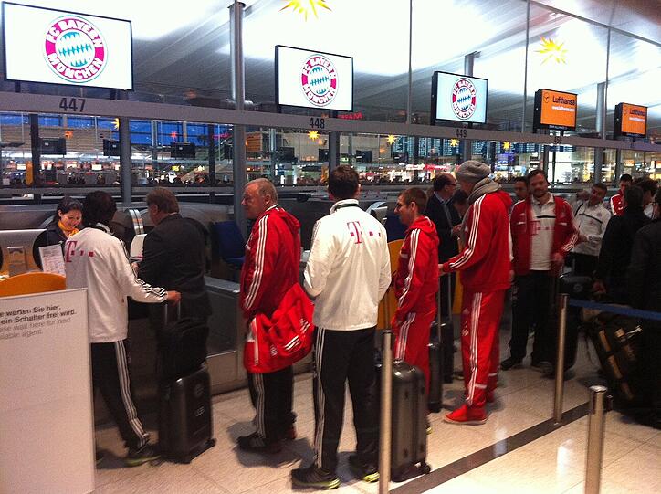 Die Bayern-Spieler checken am Flughafen in München ein. Die Bilder vom Abflug.
