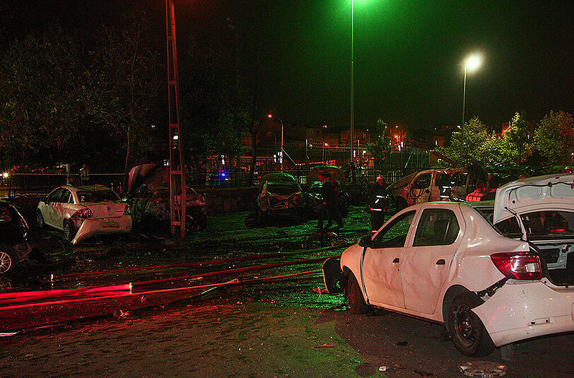 Bei einem Bombenanschlag und einem anschließenden Angriff auf eine Polizeiwache in Istanbul sind mindestens drei Menschen getötet worden.