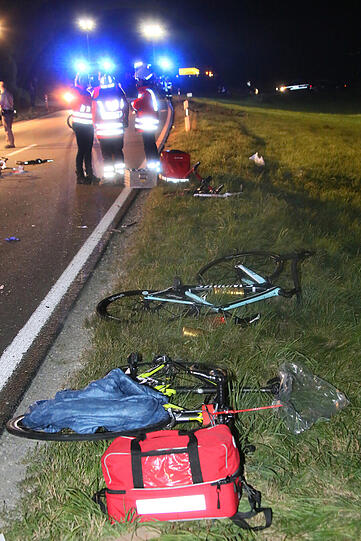 Horror-Crash in Altötting: Ein Opel-Fahrer erfasst acht Rennradfahrer und verletzt diese teils schwer - ein Mann stirbt noch an der Unfallstelle. Die Bilder zum Unfall sehen Sie hier.