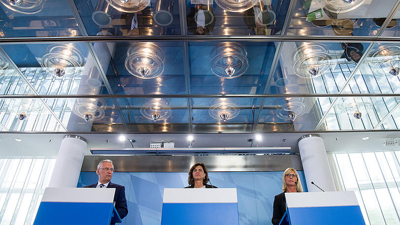 Nach dem Diesel-Gipfel gaben Bayerns Innenminister Joachim Herrmann (l-r), Wirtschaftsministerin Ilse Aigner und Umweltministerin Ulrike Scharf (alle CSU) eine Pressekonferenz.
