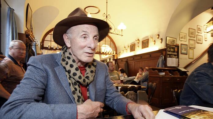 Herbert Achternbusch im Weißen Bräuhaus, seinem langjährigen Stammlokal in der Innenstadt.