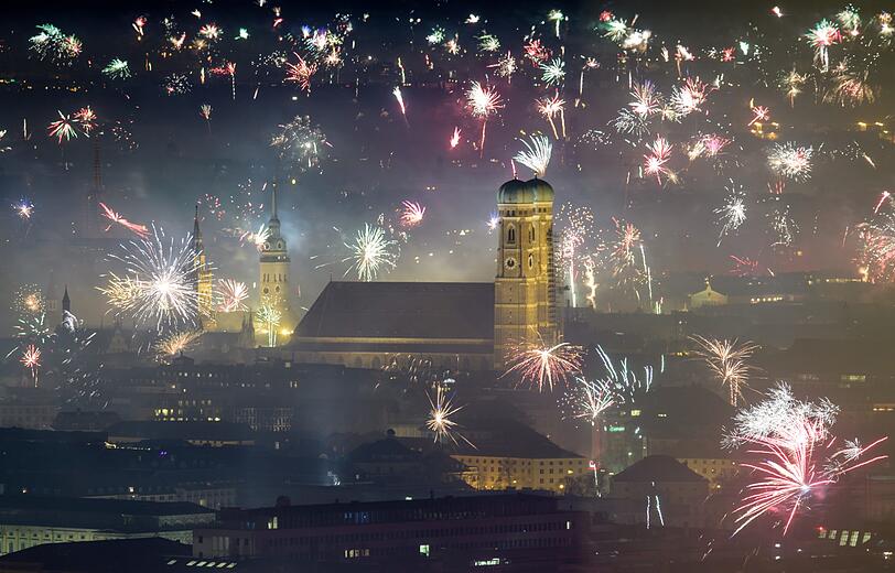 Feuerwerksraketen explodieren in der letzten Silvesternacht über der Münchner Innenstadt.