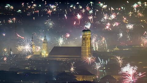 Feuerwerksraketen explodieren in der letzten Silvesternacht über der Münchner Innenstadt.