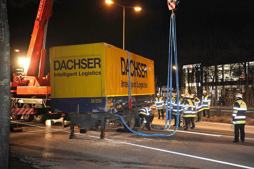 Mit ihm richten die Feuerwehrler den Anhänger wieder auf.