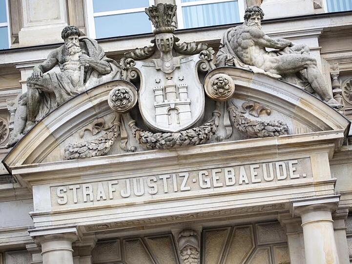 Der Haupteingang zum Strafjustizgebäude in Hamburg.