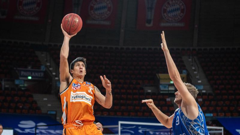Der Ulmer Derek Willis (l) wird beim Werfen vom Frankfurter Richard Freudenberg kaum gestört. Der Ulmer Derek Willis (l) wird beim Werfen vom Frankfurter Richard Freudenberg kaum gestört.