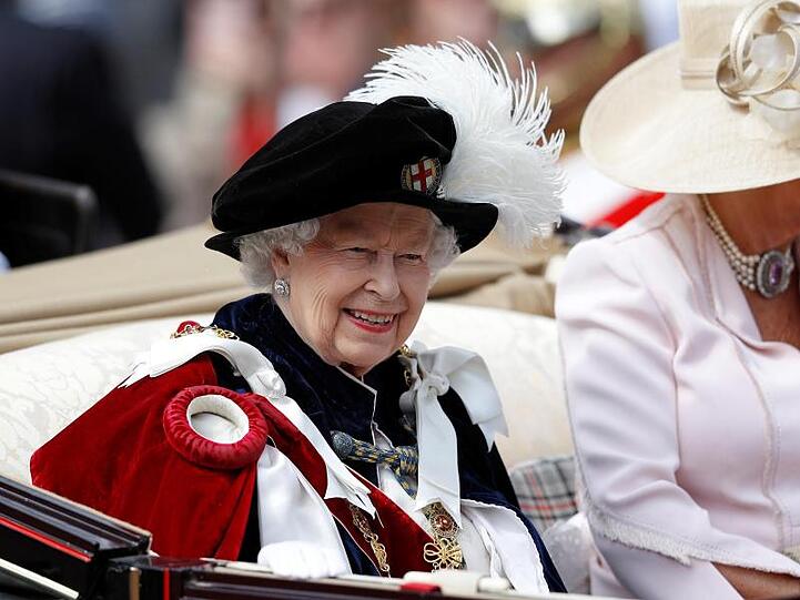 Königin Elisabeth II. verlässt die Feierlichkeiten in einer Pferdekutsche.