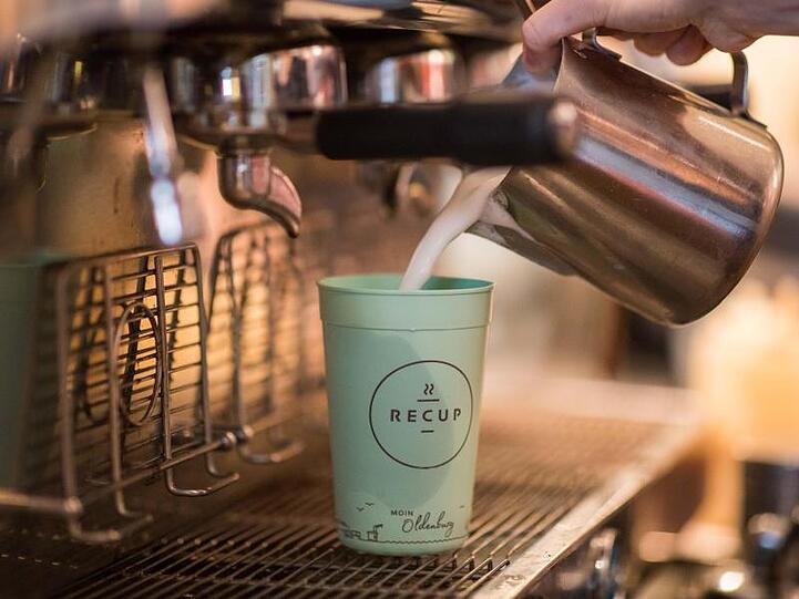 Ein Pfandbecher für den Kaffee zum Mitnehmen.