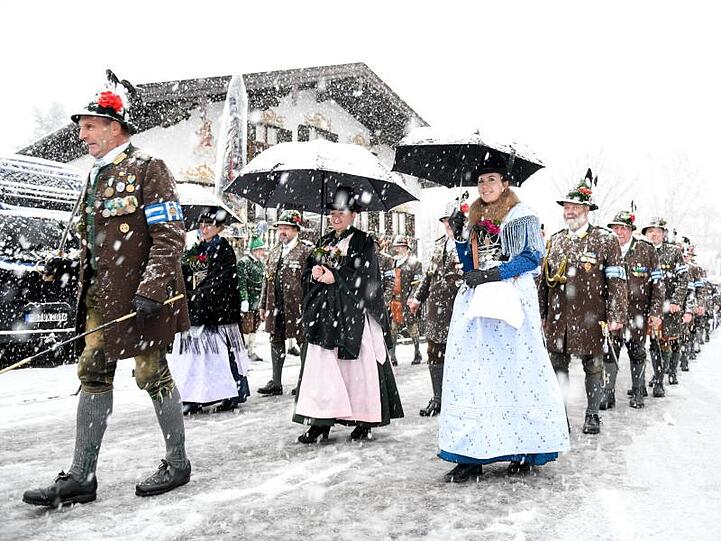 Gebirgsschützen und Marketenderinnen nehmen bei einer Gedenkfeier für die Opfer der "Sendlinger Mordweihnacht" teil. Foto: Tobias Hase