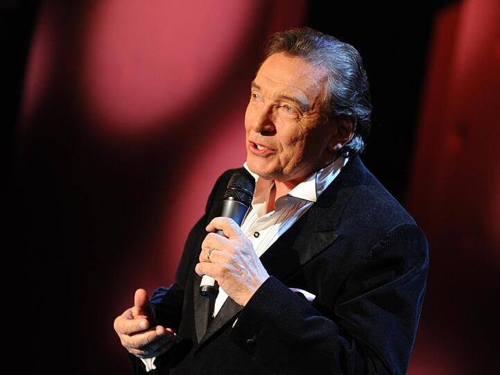 Bekannt war Karel Gott als "die goldene Stimme aus Prag" und "Sinatra des Ostens".