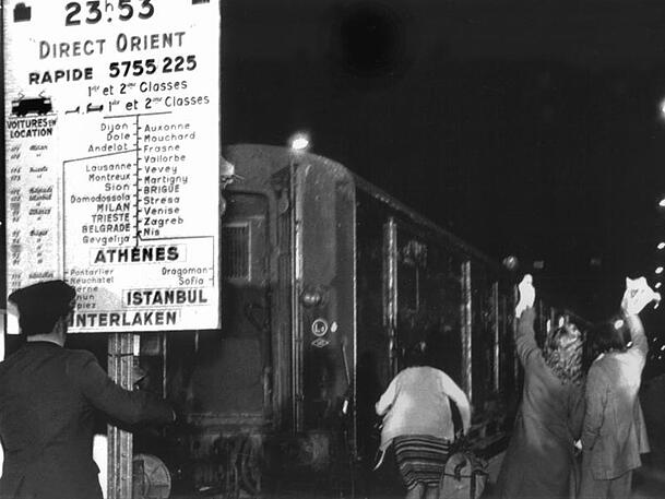 Vom Bahnsteig aus winken Menschen mit weißen Taschentüchern dem "Orient-Express" hinterher. Am 19. Mai 1977, sieben Minuten vor Mitternacht, startete der legendäre Luxuszug zu seiner vorläufig letzten Fahrt von Paris nach Istanbul. Vom Bahnsteig aus winken Menschen mit weißen Taschentüchern dem "Orient-Express" hinterher. Am 19. Mai 1977, sieben Minuten vor Mitternacht, startete der legendäre Luxuszug zu seiner vorläufig letzten Fahrt von Paris nach Istanbul.