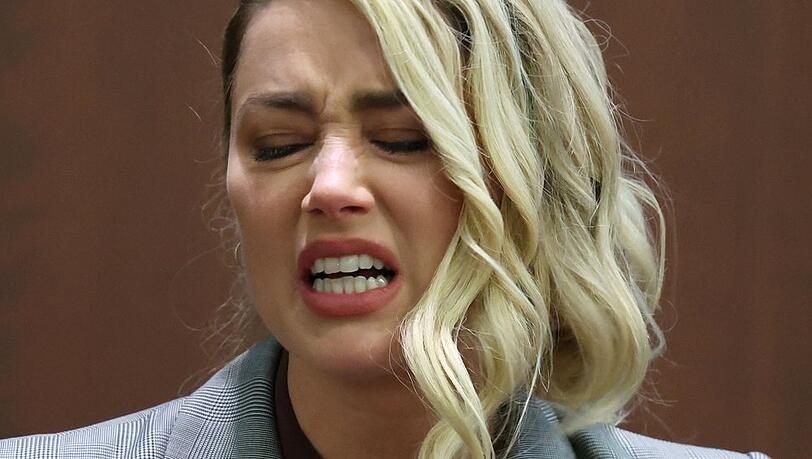 Amber Heard verzweifelt während ihrer Zeugenaussage.
