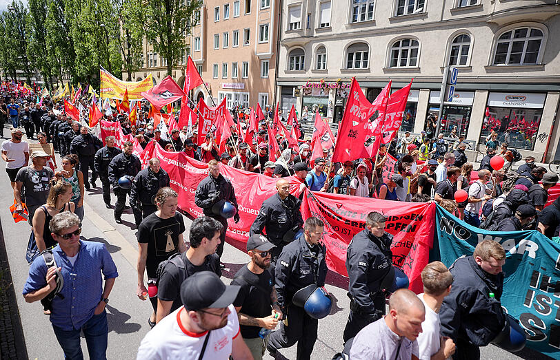 Rundherum werden die Demo-Teilnehmer von Einsatzkräften der Polizei begleitet.