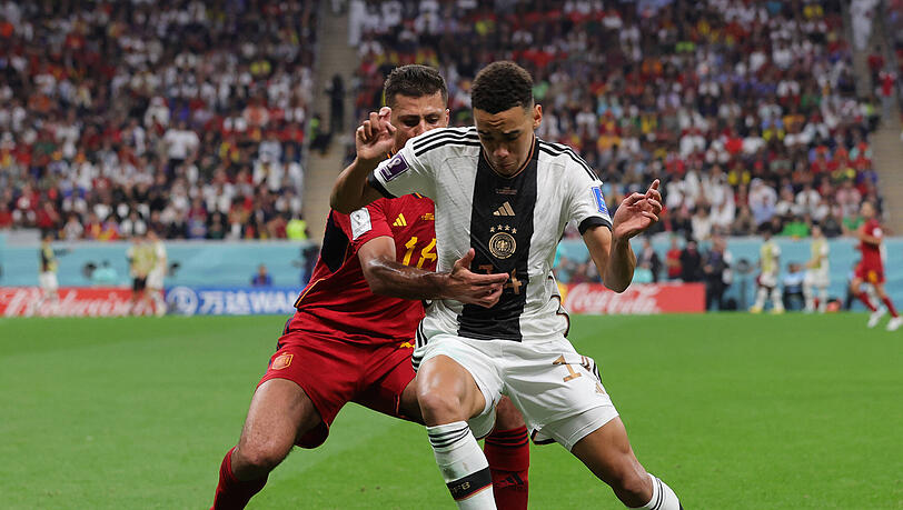 Jamal Musiala im Duell mit Rodri im letzten Spiel gegen Spanien. Die AZ stellt den jüngsten Nationalspieler vor.